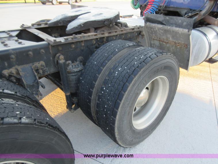 image for item L2766 2013 International Paystar 5900i semi truck