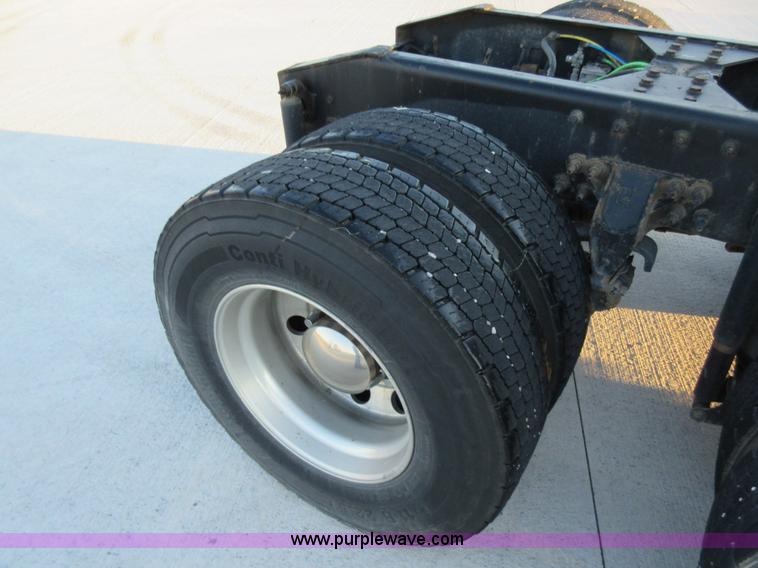 image for item L2766 2013 International Paystar 5900i semi truck