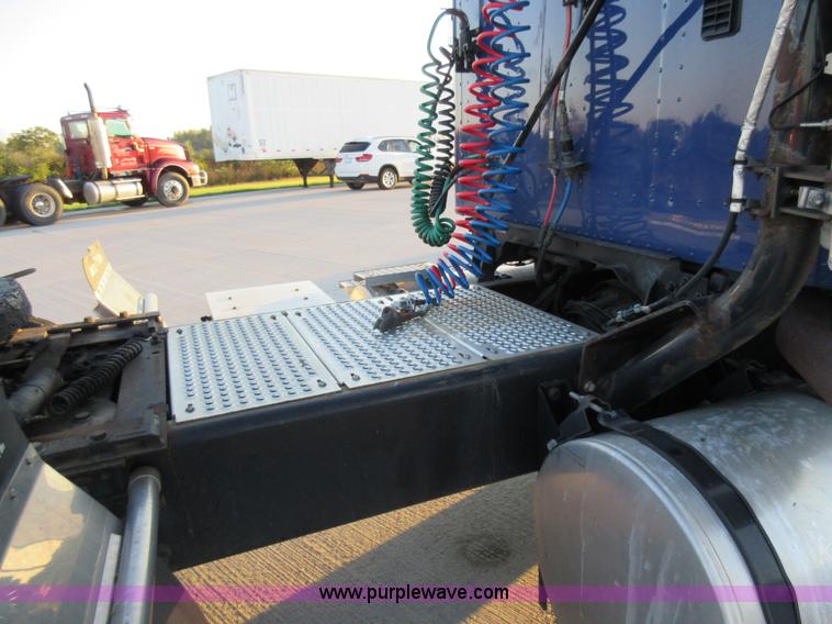 image for item L2766 2013 International Paystar 5900i semi truck