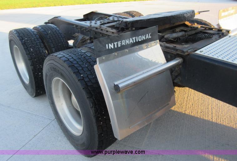 image for item L2766 2013 International Paystar 5900i semi truck