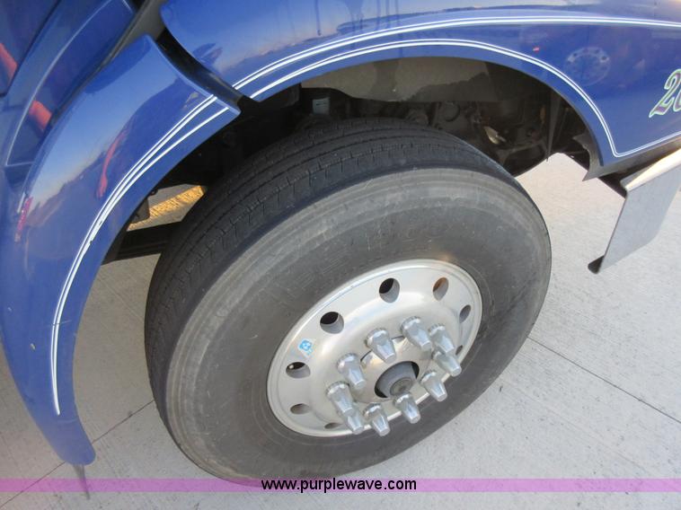 image for item L2766 2013 International Paystar 5900i semi truck