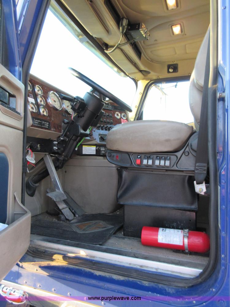 image for item L2766 2013 International Paystar 5900i semi truck