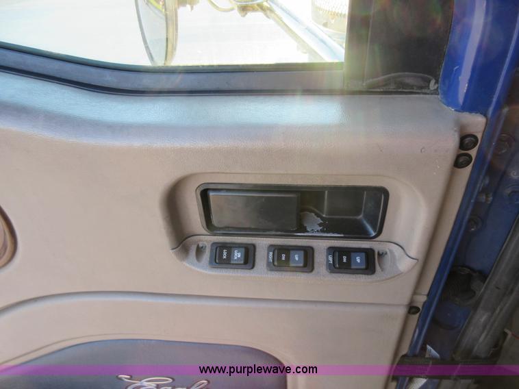 image for item L2766 2013 International Paystar 5900i semi truck