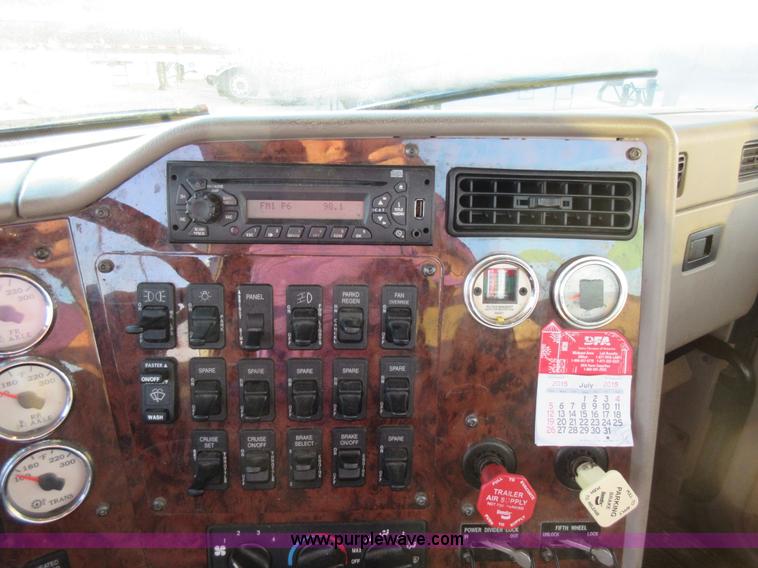 image for item L2766 2013 International Paystar 5900i semi truck