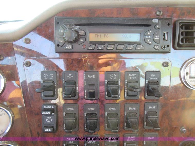 image for item L2766 2013 International Paystar 5900i semi truck