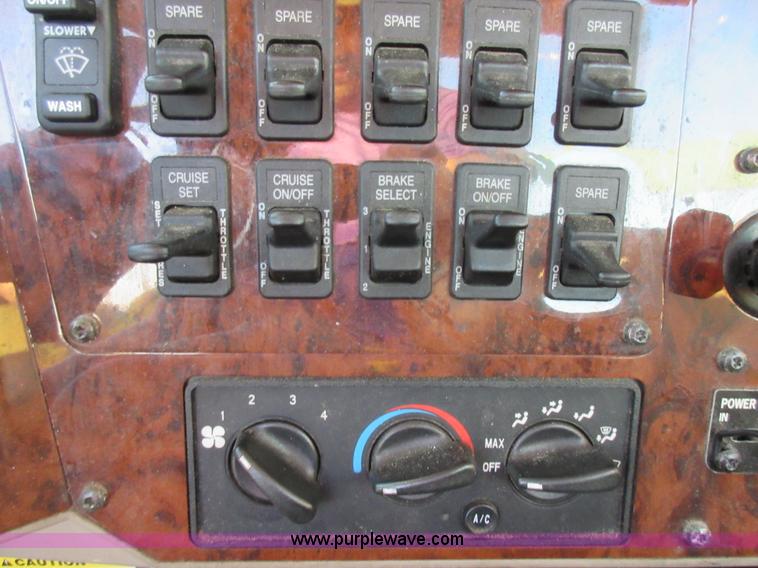 image for item L2766 2013 International Paystar 5900i semi truck