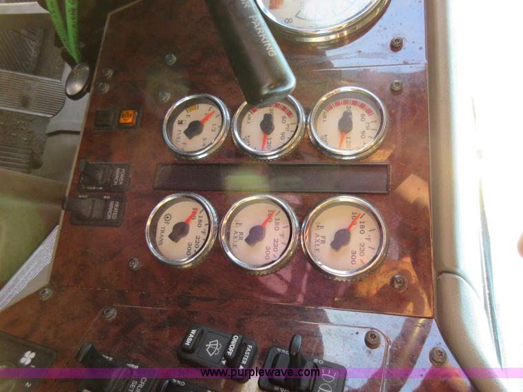 image for item L2766 2013 International Paystar 5900i semi truck