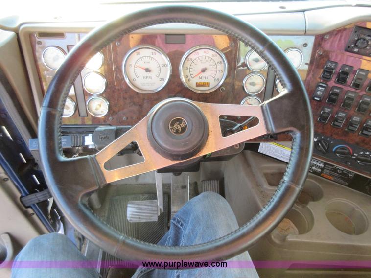 image for item L2766 2013 International Paystar 5900i semi truck