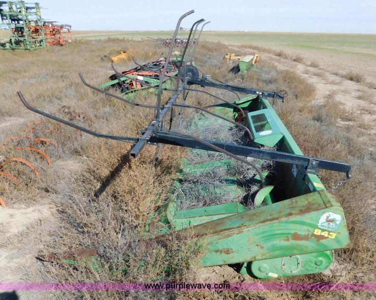 image for item AW9451 1990 John Deere 843 corn head