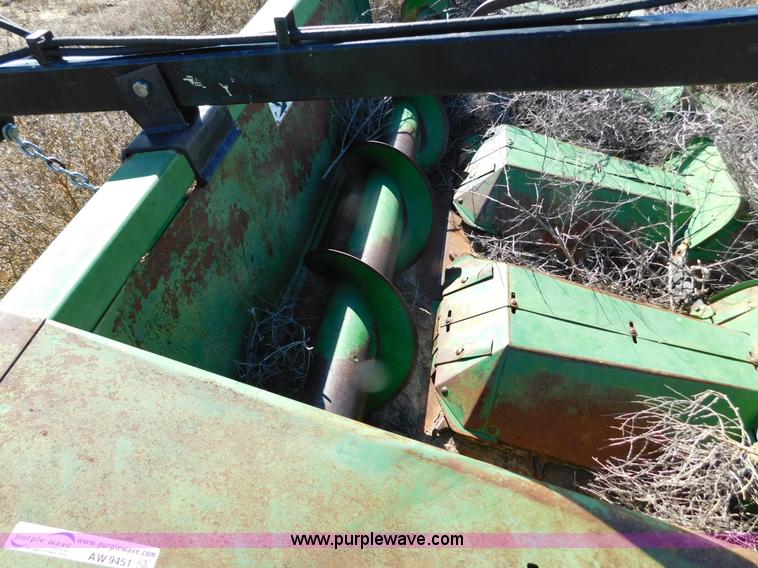 image for item AW9451 1990 John Deere 843 corn head