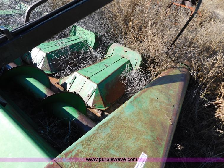 image for item AW9451 1990 John Deere 843 corn head