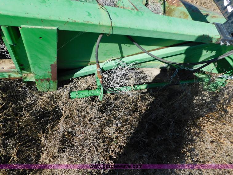 image for item AW9451 1990 John Deere 843 corn head