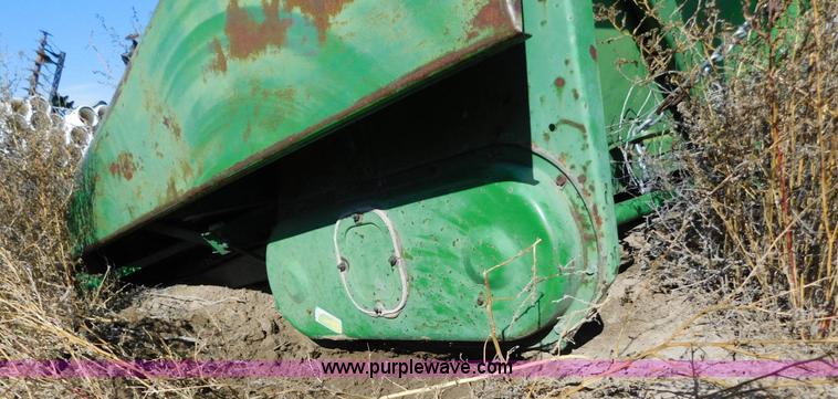 image for item AW9451 1990 John Deere 843 corn head