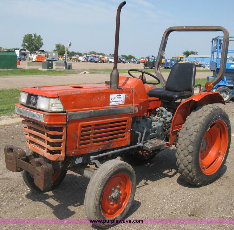 image for item H5321 1989 Kubota 2050 tractor