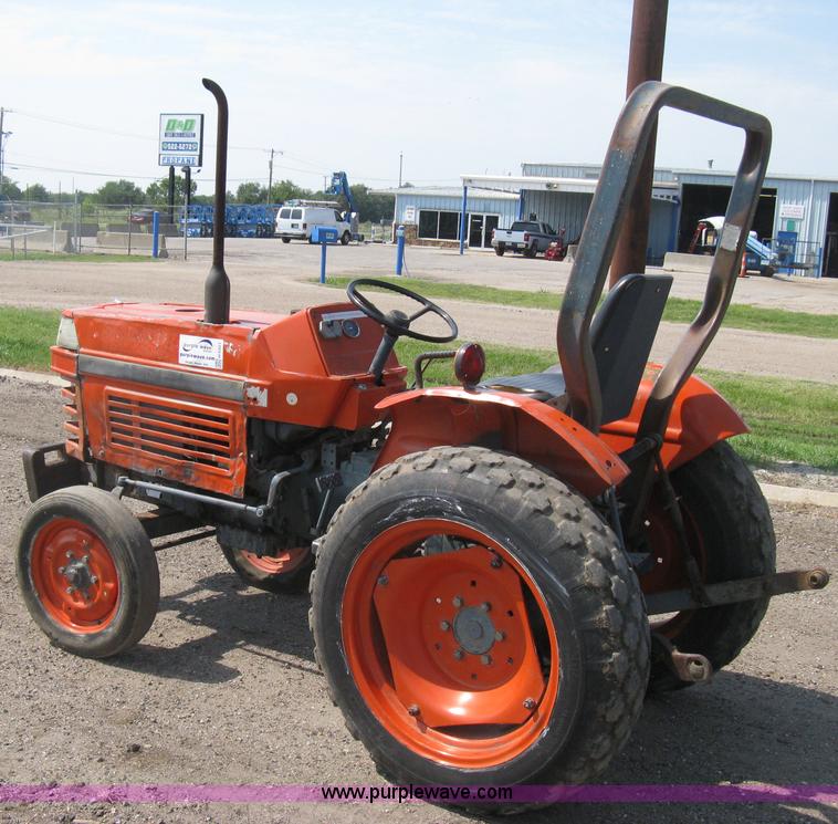 image for item H5321 1989 Kubota 2050 tractor