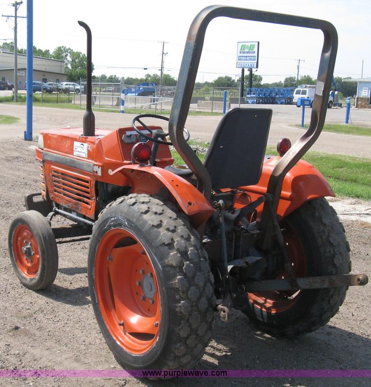 image for item H5321 1989 Kubota 2050 tractor