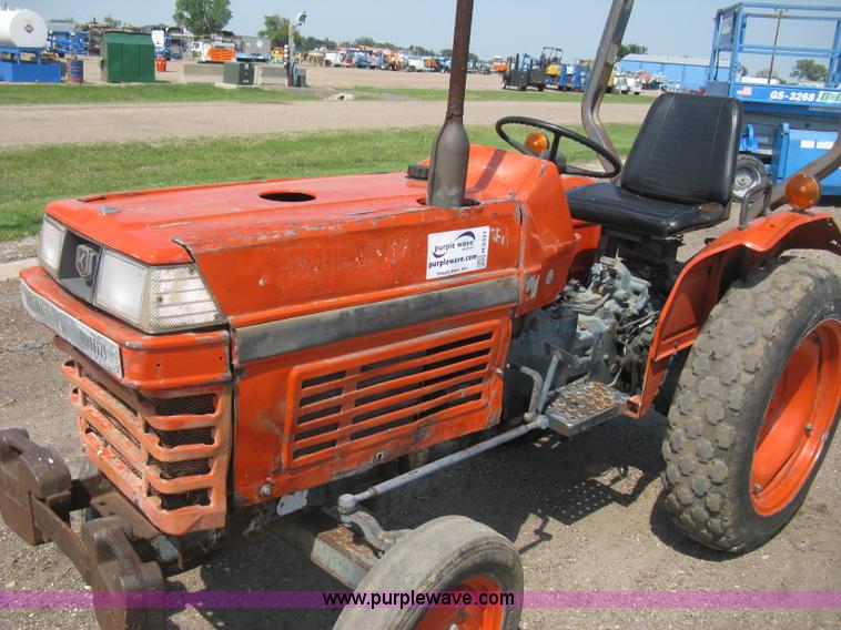 image for item H5321 1989 Kubota 2050 tractor