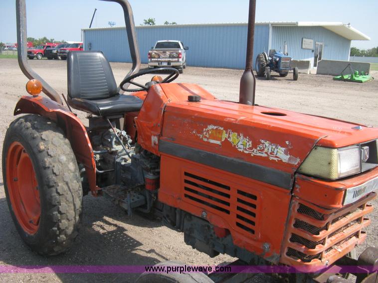 image for item H5321 1989 Kubota 2050 tractor