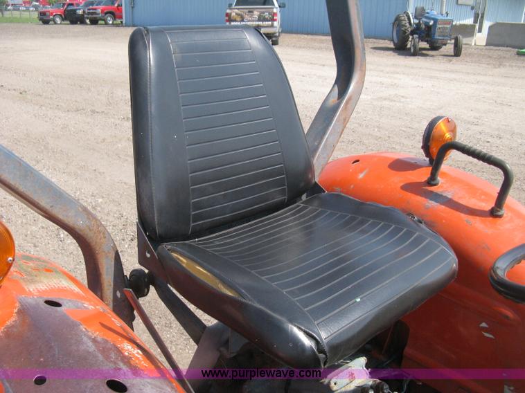 image for item H5321 1989 Kubota 2050 tractor