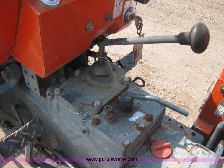 image for item H5321 1989 Kubota 2050 tractor