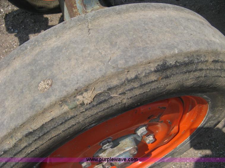 image for item H5321 1989 Kubota 2050 tractor