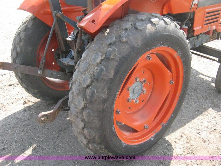 image for item H5321 1989 Kubota 2050 tractor