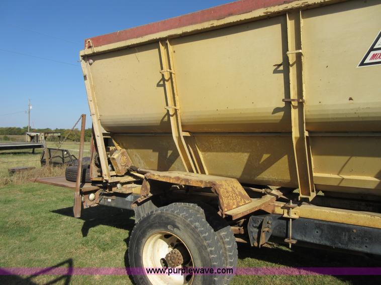 image for item I1903 1997 Ford F700 feed truck