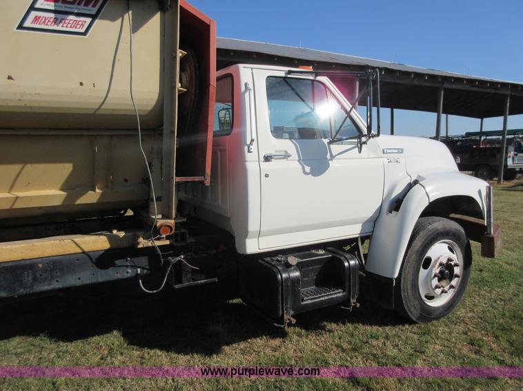 image for item I1903 1997 Ford F700 feed truck