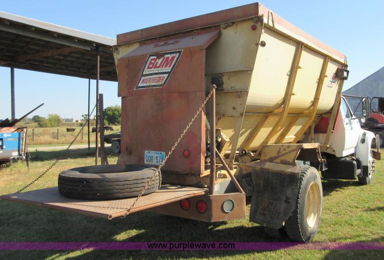 image for item I1903 1997 Ford F700 feed truck