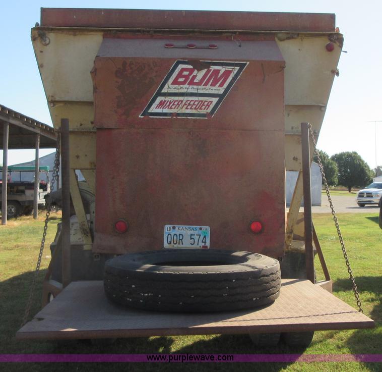 image for item I1903 1997 Ford F700 feed truck