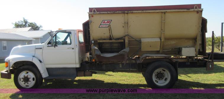 image for item I1903 1997 Ford F700 feed truck
