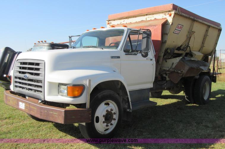 image for item I1903 1997 Ford F700 feed truck