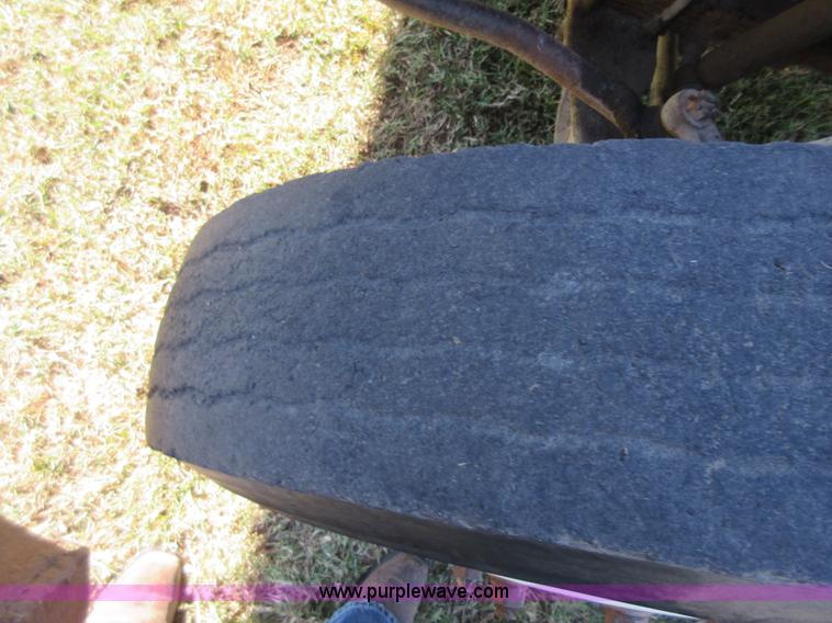 image for item I1903 1997 Ford F700 feed truck