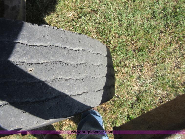 image for item I1903 1997 Ford F700 feed truck