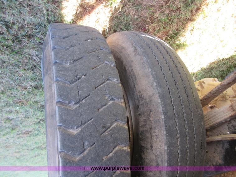 image for item I1903 1997 Ford F700 feed truck