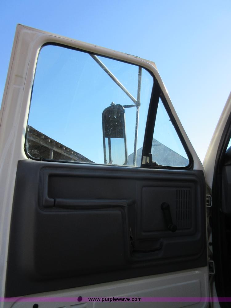 image for item I1903 1997 Ford F700 feed truck