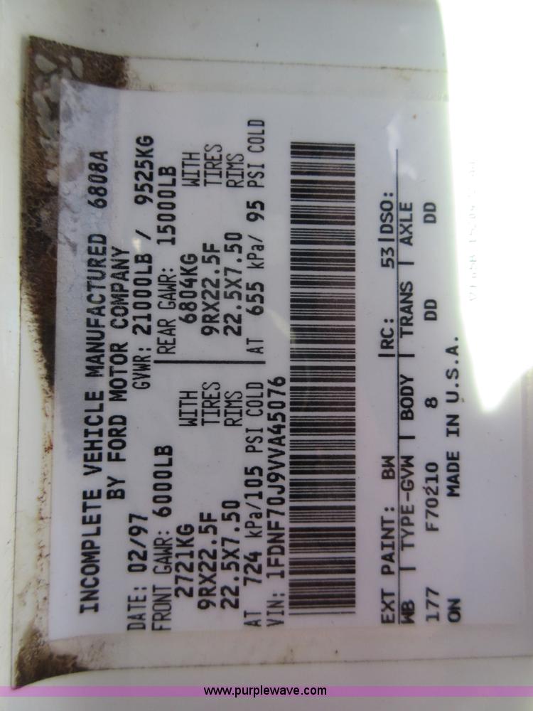 image for item I1903 1997 Ford F700 feed truck