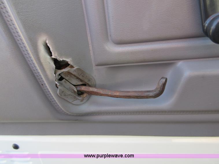 image for item I1903 1997 Ford F700 feed truck