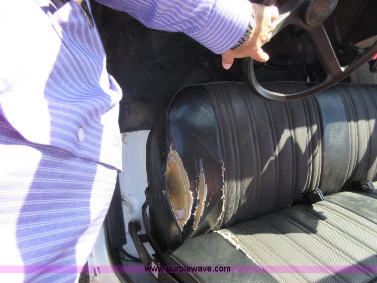 image for item I1903 1997 Ford F700 feed truck