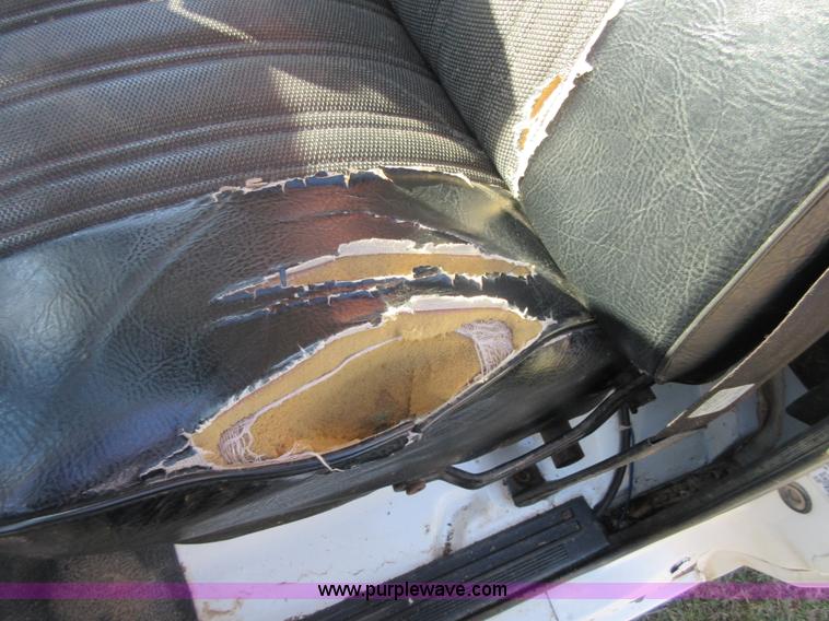 image for item I1903 1997 Ford F700 feed truck