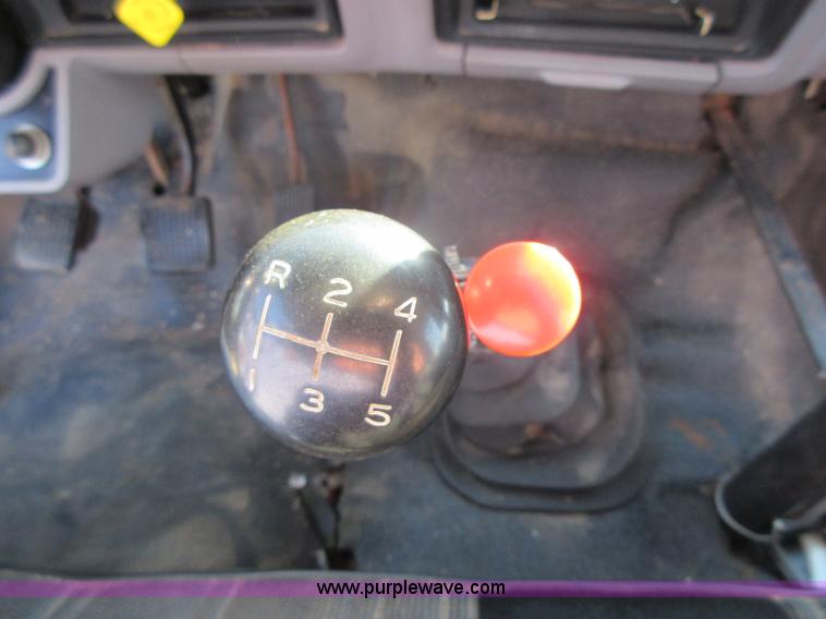 image for item I1903 1997 Ford F700 feed truck