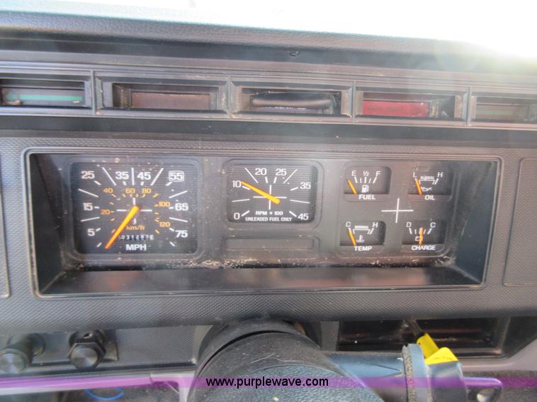 image for item I1903 1997 Ford F700 feed truck