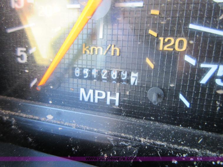 image for item I1903 1997 Ford F700 feed truck