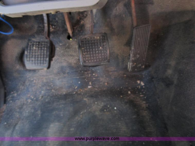 image for item I1903 1997 Ford F700 feed truck