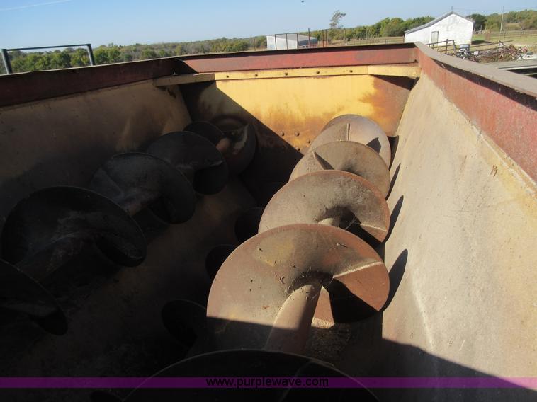 image for item I1903 1997 Ford F700 feed truck