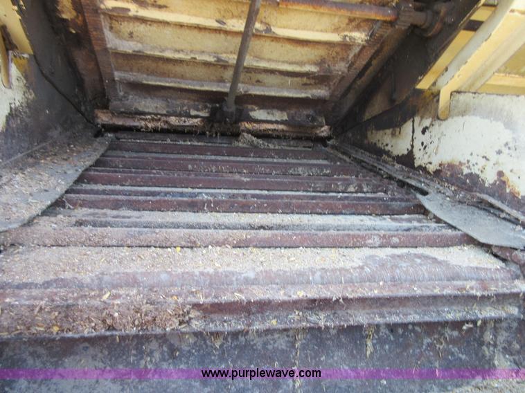 image for item I1903 1997 Ford F700 feed truck