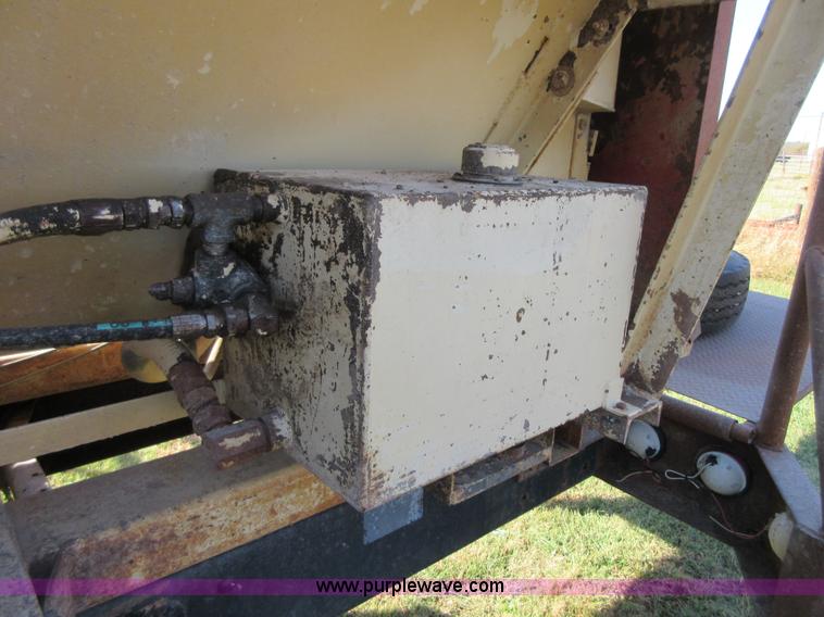 image for item I1903 1997 Ford F700 feed truck