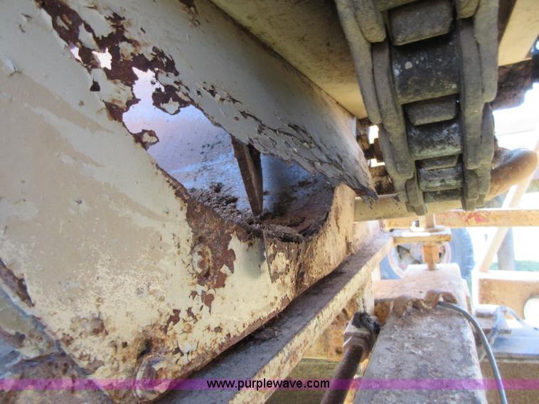 image for item I1903 1997 Ford F700 feed truck