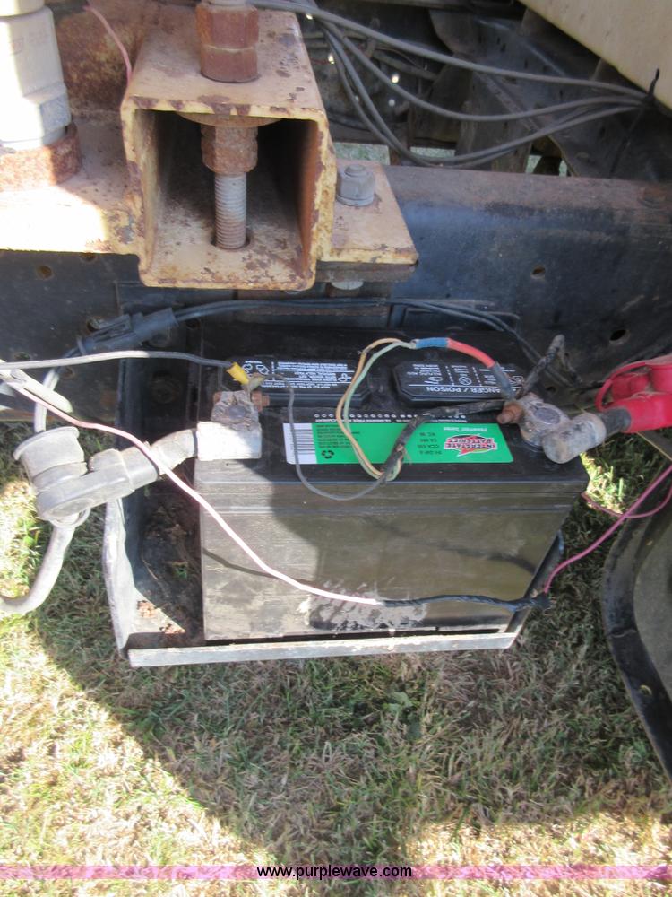 image for item I1903 1997 Ford F700 feed truck