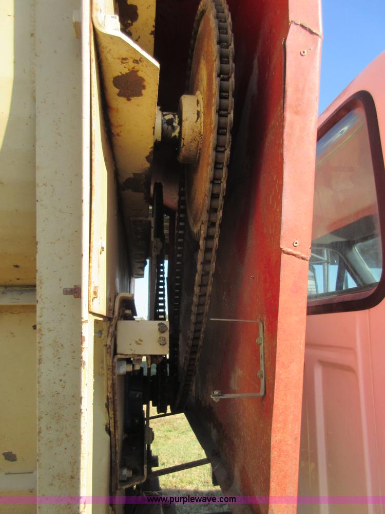 image for item I1903 1997 Ford F700 feed truck